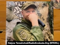 Віталій Шумей під час служби, воїн 72-ої бригади. це фото висить біля ліжка воїна у реабілітаційному центрі