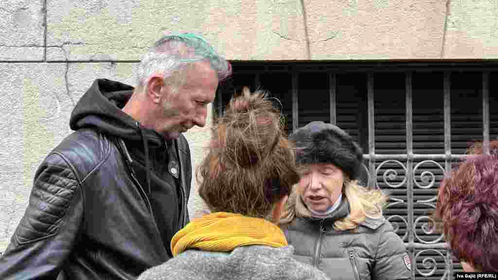 Branko Anđelković (levo), otac ubijene devojčice, istakao je da je nakon masovnog ubistva 3. maja trebalo u potpunosti zatvoriti školu "Vladislav Ribnikar", te da bi na tom mestu morao biti oformljen Memorijalni centar. "Memorijalni centar se ne pravi za pet minuta, za to su potrebne godine. On nije potreban meni, ali je potreban vama, deci, unucima, društvu", rekao je Anđelković.