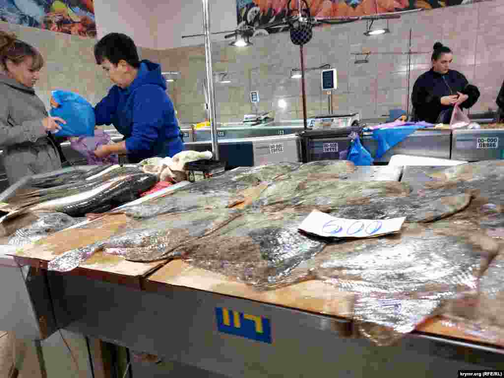 Правда, цены в рыбном корпусе центрального рынка в этом году «кусаются». Камбала по цене 600 рублей за килограмм по карману далеко не многим