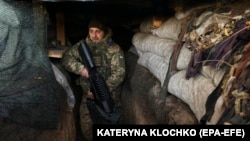 Боєць ЗСУ із антидроновою рушницею на Запорізькому напрямку, листопад 2023 року