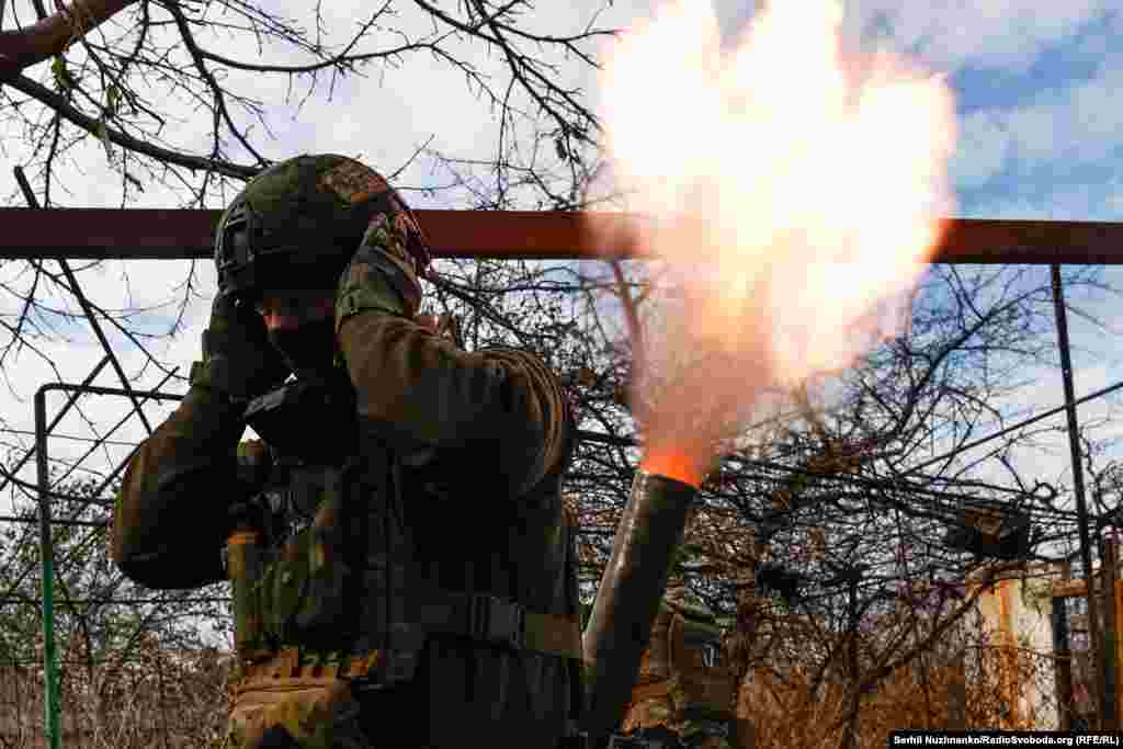 Після чого по цілі, одна за одною, відправляються ще декілька мін 