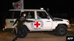 Автомобіль Червоного Хреста із заручниками, звільненими «Хамасом», їде до прикордонного пункту Рафах, 25 листопада 2023 року