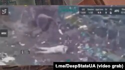 Зафіксований дроном момент перед розстрілом беззбройного українського полоненого. Донеччина.
