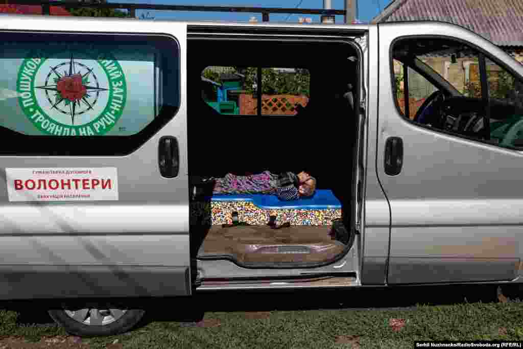 «Багато хто не хоче евакуюватись, кажуть, що їм нікуди їхати. Їм навіть пропонують варіанти виїзду. На щастя, варіанти такі поки що є, хоч їх і небагато. Але багато хто говорить, що вирішили не їхати, у когось тут поховані близькі. Мало кого виходить переконати. Найчастіше їх вже переконують снаряди, які прилітають поруч. Тоді страх бере своє, і вони звертаються по евакуацію, тому навіть якщо люди не погоджуються виїжджати відразу, ми залишаємо їм контактні дані, щоб була можливість, навіть при крайніх  ситуаціях, виїхати», – розповідає Сергій