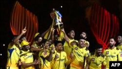 د چېنای سوپر کېنګز لوبغاړي د مې پر ۳۰مه د ای پي اېل پايلوبې ګټلو بریا لمانځي.