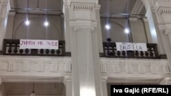 "Union me zove", poruka na plakatu u zgradi fakulteta.