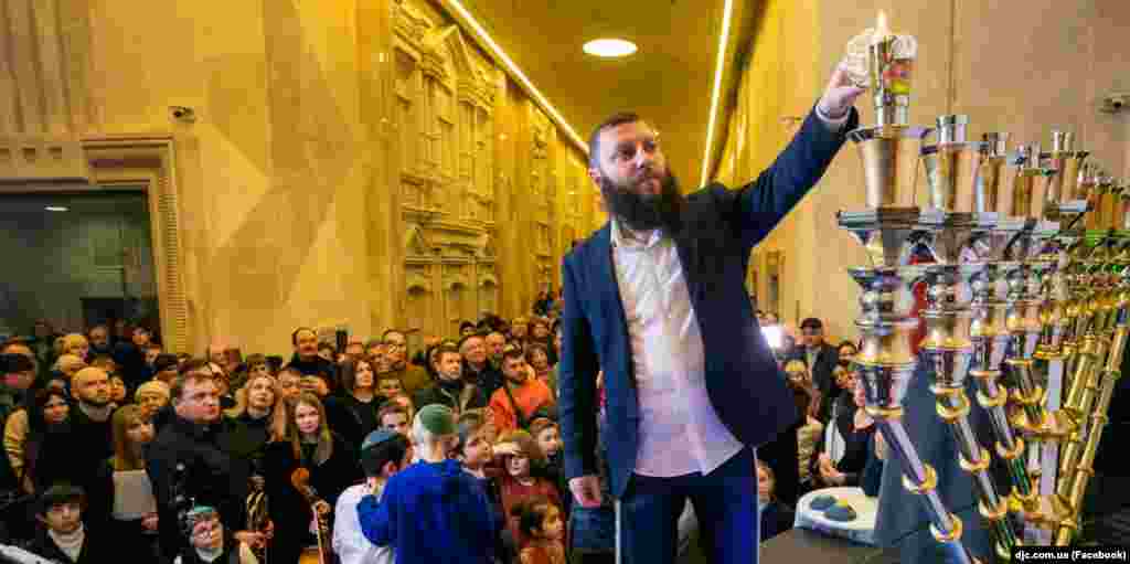 Урочисте запалювання першої свічки Хануки у Дніпрі в галереї Культурно-ділового центру «Менора»