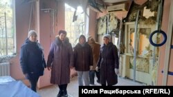 Медперсонал у зруйнованій палаті сімейного типу