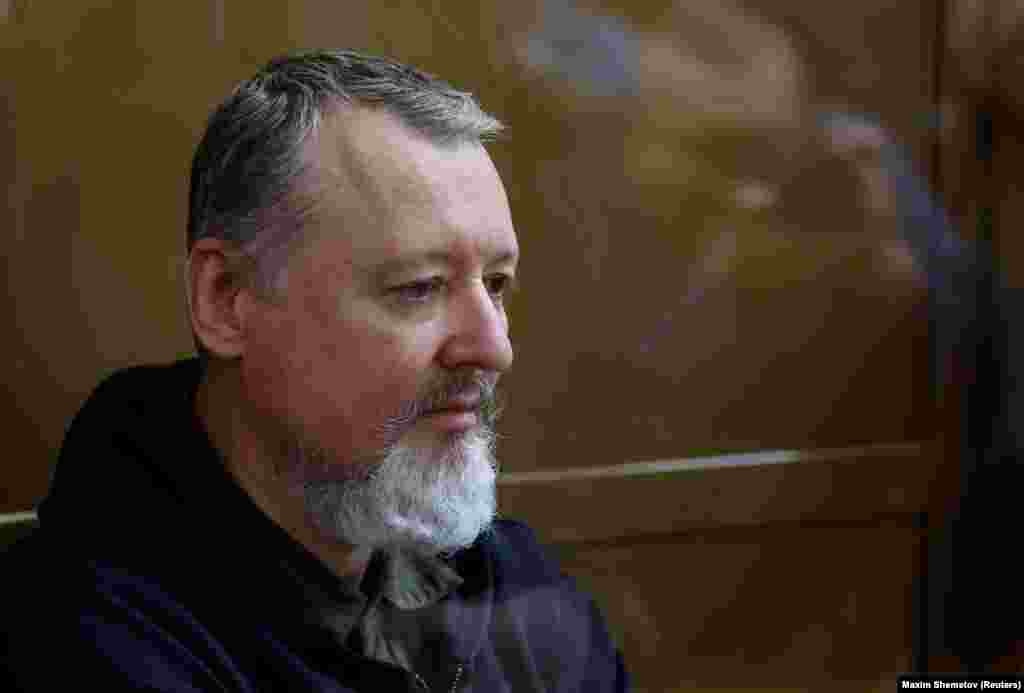 На фото Игорь Стрелков (Гиркин) сидит за стеклянной стеной камеры для подсудимых перед началом судебного заседания в Москве, Россия, 25 января 2024 года. В этот день Московский городской суд приговорил его к четырём годам лишения свободы в колонии общего режима по обвинению в "публичных призывах к экстремистской деятельности" (ч. 2 ст. 280 УК РФ). Суд также запретил ему в течение трёх лет администрировать интернет-ресурсы. Дело рассматривалось в закрытом режиме, а обвинение основывалось на публикациях Гиркина в его Telegram-канале, где он критиковал действия российских властей и военное руководство.