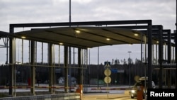 Автомобіль видно на кордоні між Росією та Фінляндією на прикордонному контрольно-пропускному пункті Нуйямаа, Фінляндія, 16 листопада 2023 року