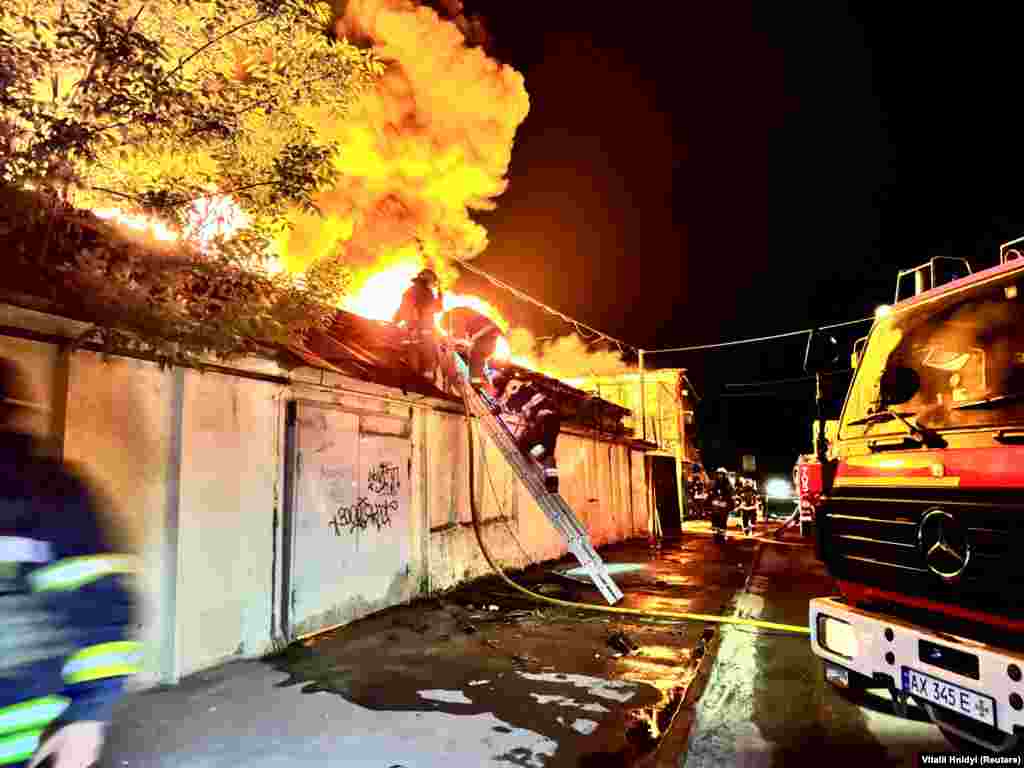 «Отримали поранення 13-річна дитина та жінка. Ще в однієї жінки гостра реакція на стрес. Медики надають всю необхідну допомогу», – повідомив голова області Олег Синєгубов