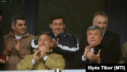 Székesfehérvár, a Sóstói Stadion díszpáholya, 2010. május 19. Orbán Viktor, akkor leendő miniszterelnök, Csányi Sándor, az OTP Bank Nyrt. elnök-vezérigazgatója, MLSZ-elnökjelölt (j2). A háttérben Mészáros János, Mészáros Lőrinc, Hernádi Zsolt, a Mol Nyrt. elnök-vezérigazgatója. 