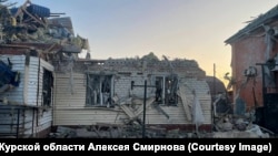 Дом, разрушенный при обстреле города Суджа Курской области, 6 августа 2024 года