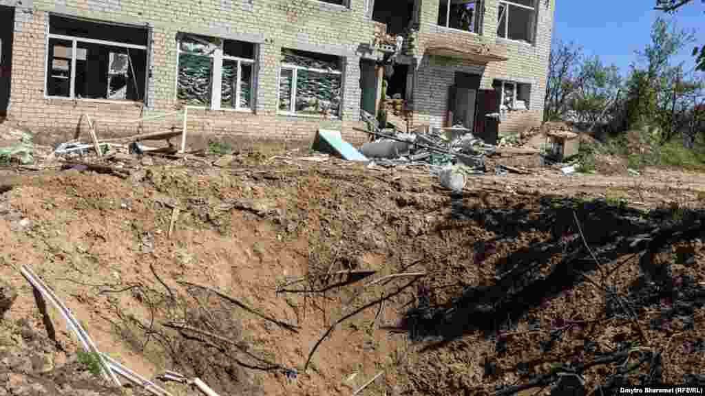 Величезна вирва внаслідок влучення російської авіабомби