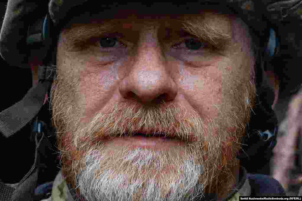 Володимир із Вінниччини, 51 рік. До повномасштабного вторгнення був різноробом на виробництві. «Хочеться цивільним сказати: хай не забувають, що війна ще йде, і не треба розслаблятися. Треба ж якось думати, що тут теж їх захищають – їхню спокійну ніч і спокійний день. Перше, що зроблю після перемоги, висплюсь», – каже Володимир. Позиції ЗСУ, район Красногорівки і Мар’їнки. Донецька область, травень 2023 року