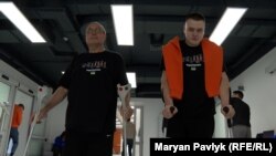 Олександр Вознюк і Андрій Родін (ліворуч) у реабілітаційному центрі
