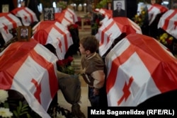 7 грудня у Троїцькому соборі в Тбілісі відбулося відспівування загиблих у грузино-абхазькій війні 1992–1993 років. Абхазія – сепаратистський регіон Грузії, нещодавно повернула останки загиблих до Тбілісі. (Мзія Саганелідзе, Грузинська служба Радіо Свобода)