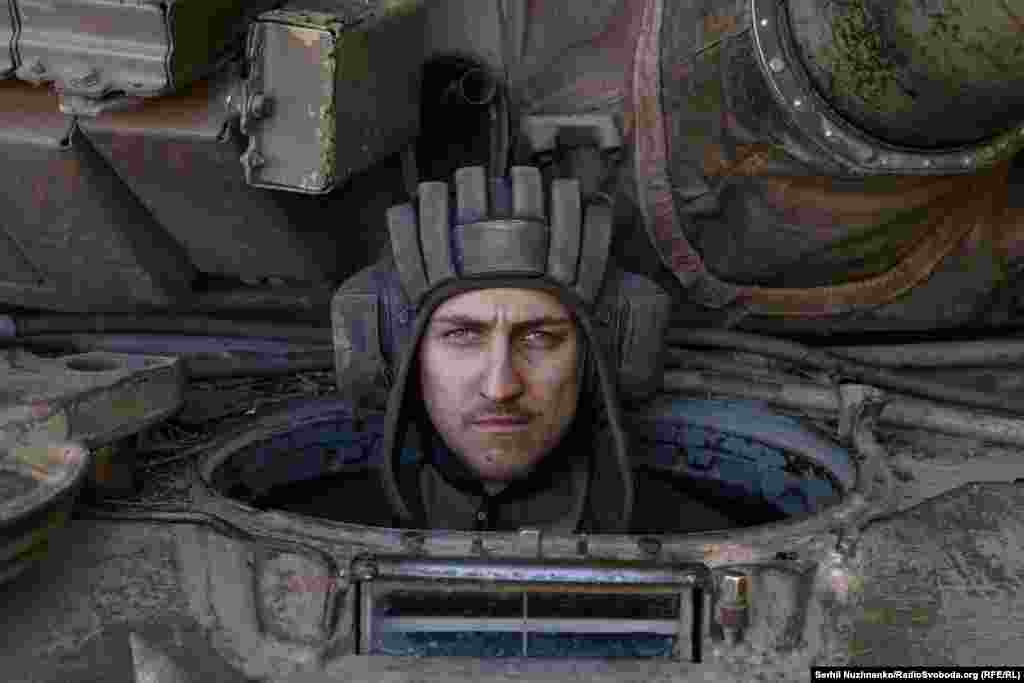 Тут сталася приємна зустріч, коли бачиш знайомого. Це фото було зроблене у червні 2022 року на Світлодарському напрямку. Юрій – механік – водій танку на бойових позиціях