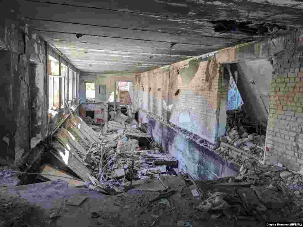 Велика і затишна школа Давидового Броду зазнала великих руйнувань. Наразі невідомо чи можна буде її відбудувати.  