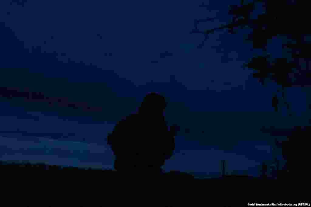 Українські військові під звуки артпідготовки висуваються на штурм ворожих позицій. Район Бахмута,11 травня 2023 року