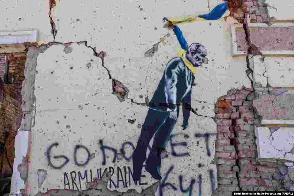 Стінопис на стінах зруйнованого від обстрілів залізничного  вокзалу у Костянтинівці на Донеччині. Травень 2024 року