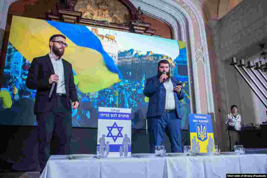 Святкування єврейського свята Ханука у Центральній синагозі міста Києва.  «Спільна молитва до Всевишнього з гаслом нашого заходу «Чекаємо вас вдома», наповнила наші серця вірою в чудо повернення тих, хто перебуває в полоні Росії та терористів «Хамасу», – написав на своїй сторінці у фейсбуці головний рабин України