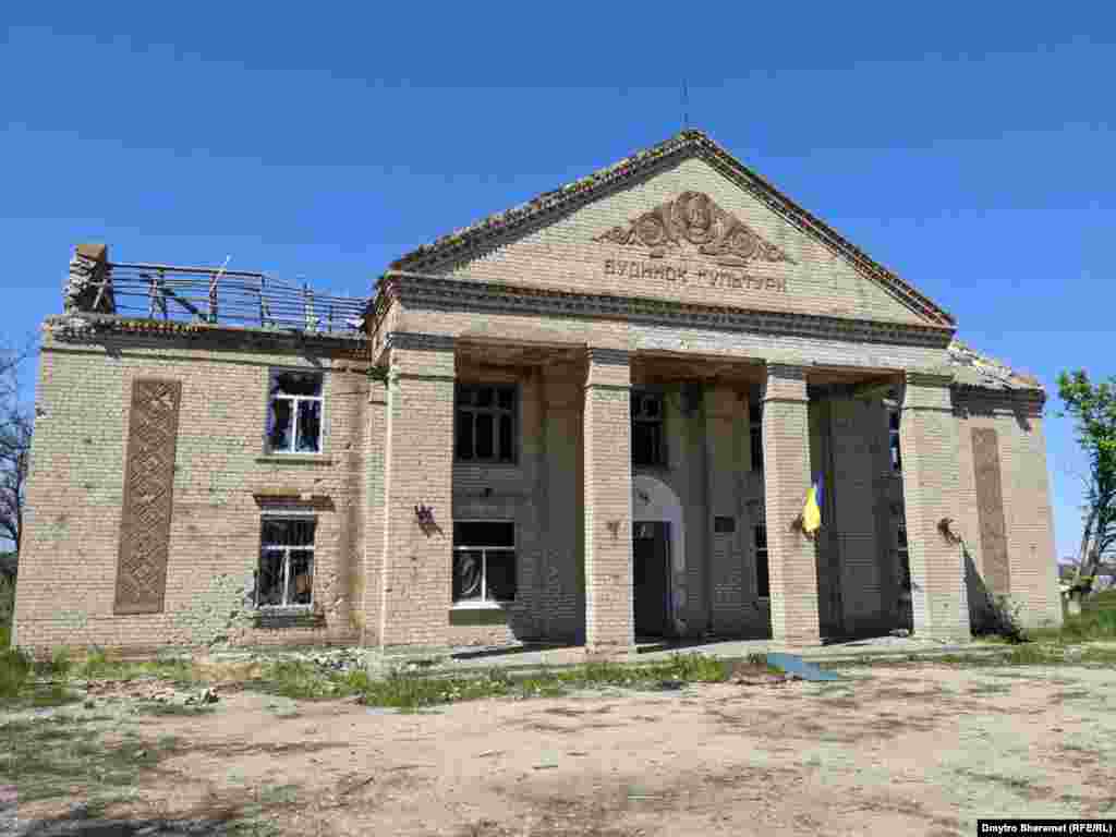 Пошкоджений  сільський Будинок культури. До початку широкомасштабної агресії Росії у Давидовому Броді приживали понад 1200 людей. Село мало розвинуту соціальну інфраструктуру.