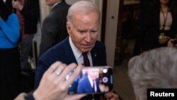 آقای بایدن در حال پاسخ به خبرنگاران در حاشیه دیدار با شهرداران ایالات متحده؛ این دیدار پس از کنفرانس سالانه شهرداران برگزار شد