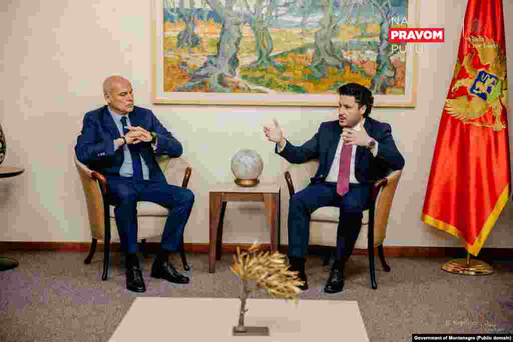 Dogovor o otvaranju ekskluzivnih hotela, koji su predmet arbitraže pred sudom u Londonu, prati veo tajne. Od kada je u maju premijer u tehničkom mandatu Dritan Abazović objavio da je dogovor postignut, ni Vlada, ni resorno ministarstvo, ni zakupac nisu objavili o kakvom konkretno dogovoru je riječ. Svi upiti RSE o tome su ostali bez odgovora sa svih tih adresa. Mještanin Krsto Rađenović kaže za RSE "da je pompezna najava otvaranja Sv. Stefana podvala" jer navodi da nisu ispoštovani zahtjevi dijela mještana da sve plaže budu bezuslovno dostupne. Na pitanje da li se mogu očekivati novi protesti građana, kaže da će "vjerovatno u nekom momentu napraviti plan kako bi došli do našeg cilja".  