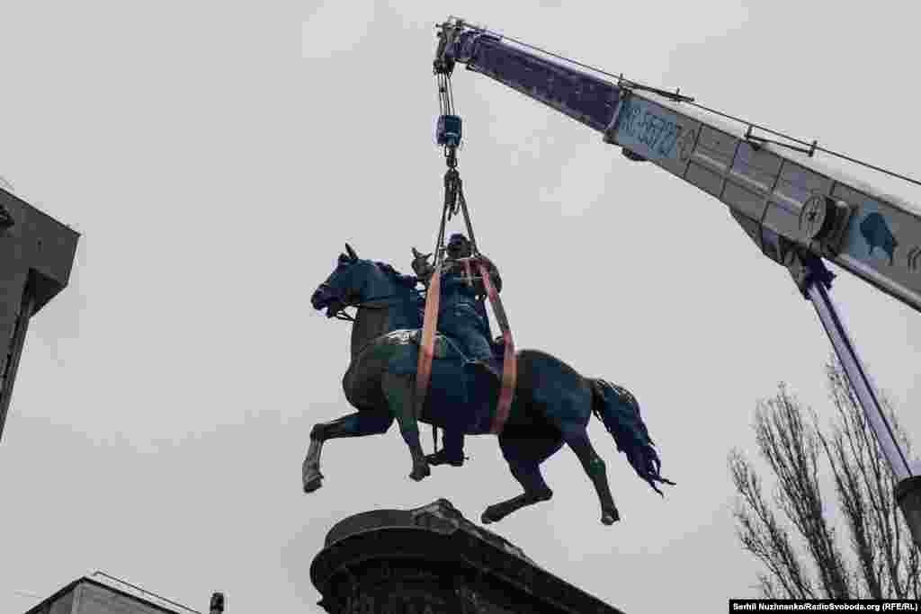 Момент підйому пам'ятника Щорсу з постаменту