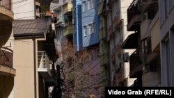 Ndërtimet e larta dhe shtëpi afër njëra-tjetrës në Lagjen e Muhaxherëve në Prishtinë.