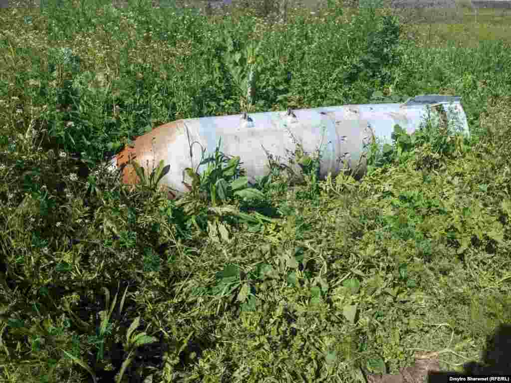 Нерозірвана російська авіабомба ФАБ-500 на території села. Село і околиці всипані такими  слідами окупації 