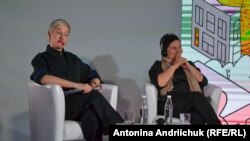 Громадська діячка, амбасадорка руху «HeForShe» Ярослава Кравченко і керівниця з питань гуманітарних програм в ООН Жінки в Україні Флора Мацуля.