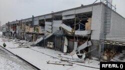 Пошкоджений внаслідок російського удару торговий центр в Кривому Розі 8 січня 2024 року