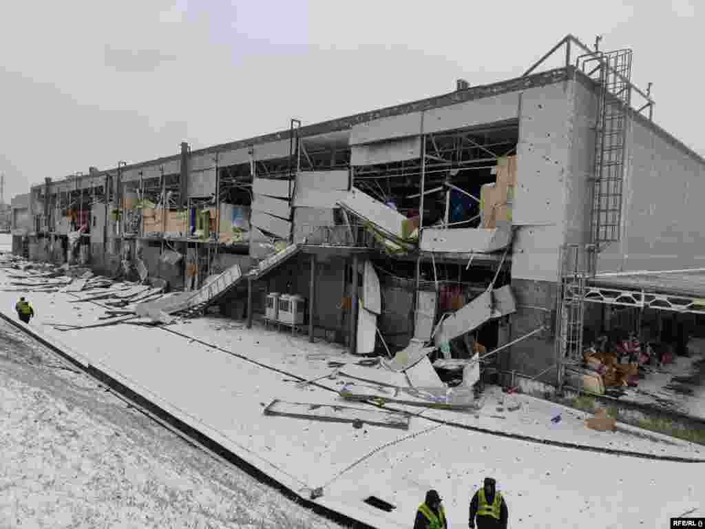 За словами політика, який проживає у Кривому Розі Дніпропетровської області, Олександра Вілкула, у місті загинув 62-річний чоловік, були пошкоджені десятки приватних будинків, багатоквартирних будинків і торговельний центр після влучення дев’яти російських ракет. Водночас голова Дніпропетровської ОВА Сергій Лисак уточнив, що внаслідок ракетного удару по Кривому Рогу пошкоджені торговельний центр та понад два десятки приватних будинків: «58-річний чоловік отримав осколкові поранення. Він у задовільному стані»