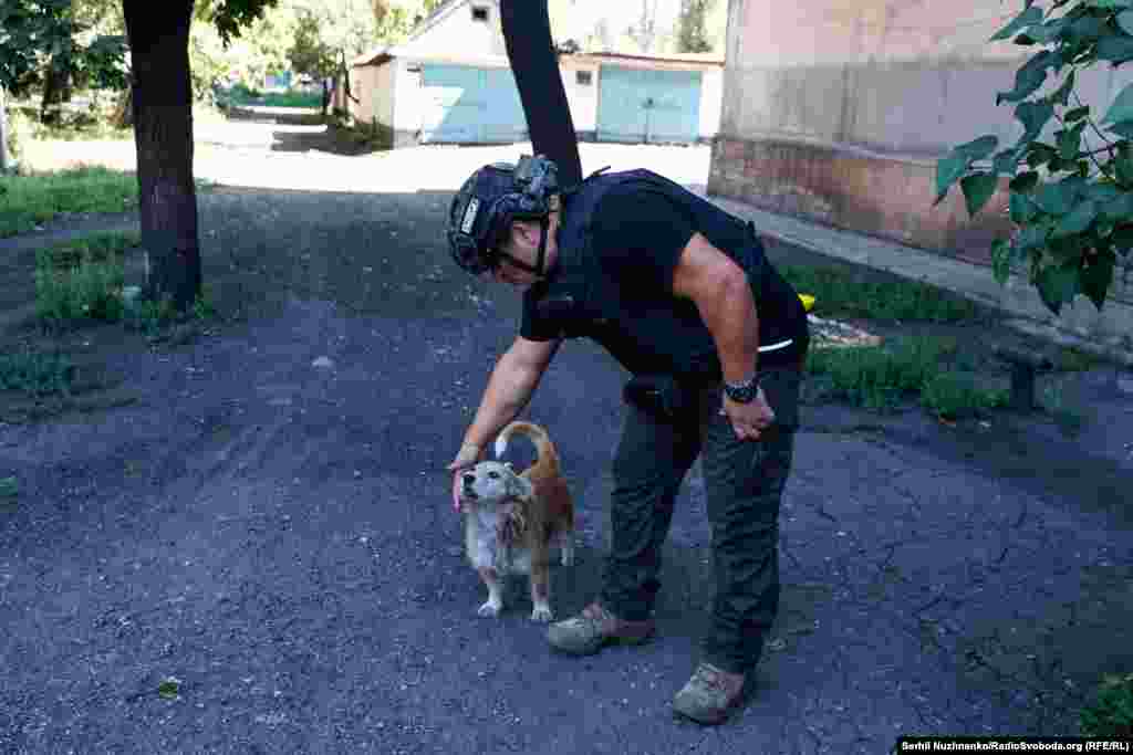 Оуен, поки є час, гладить дворового пса. Пес тулиться до ніг, відчуваючи людське тепло.  «Я бачив жінку, яка йшла в снігу взимку 2022 року. Вона несла своїх немовлят, і в неї пальці опухли, обморозилися. На ній не було лиця, але вона продовжувала йти. І, мабуть, йшла два дні. У неї не було жодної надії. Тисячі людей намагалися втекти. І я побачив її по телевізору. Моє серце завмерло і я подумав, я повинен щось зробити. Я не можу просто сидіти тут і нічого не робити. Тому я подзвонив друзям і сказав – мені потрібні зв'язки в Україні. Я колишній військовий. Ми евакуювали понад 58 тисяч людей за останні 2,5 роки за допомогою різних організацій», – говорить Оуен