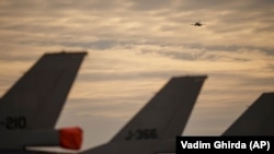 «Ця підготовка триває в Арізоні. Залежно від рівня підготовки пілота вона може тривати від п’яти до восьми місяців»