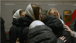 "Военную форму сожгу!"  "Военную форму сожгу!"