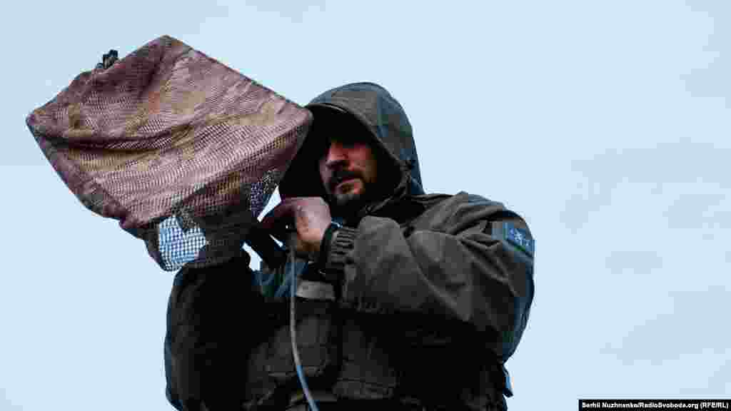 За кілька хвилин вони розкладають «Старлінк», отримують доступ до інтернету і одразу ж злітають