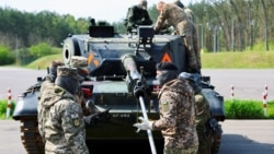 Украинские военные обучаются обращению с танком Leopard в рамках миссии EUMAM