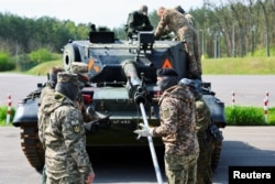 Українські військові вивчають технічне обслуговування танків Leopard 1A5 на базі Бундесверу, що входить до складу Місії (EUMAM Ukraine). Німеччина, 5 травня 2023 року