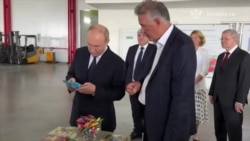 Путин разглядывает жевачку Путин разглядывает жевачку