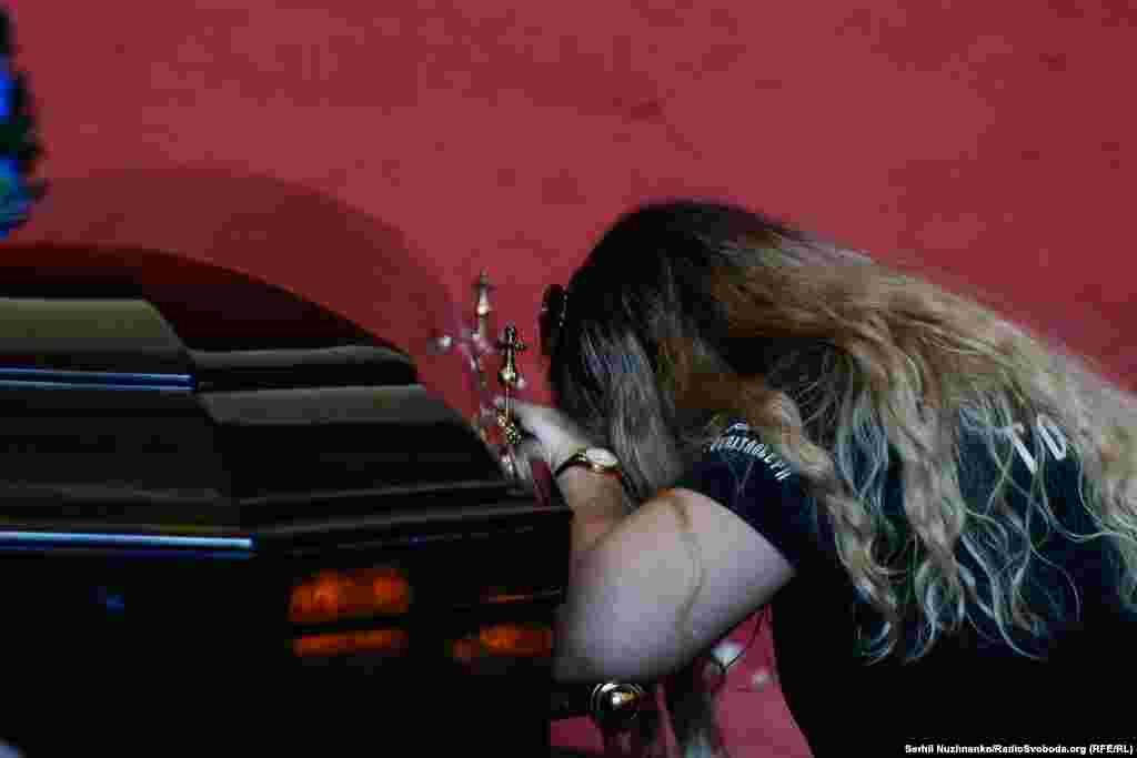 Багато хто не стримав сліз  