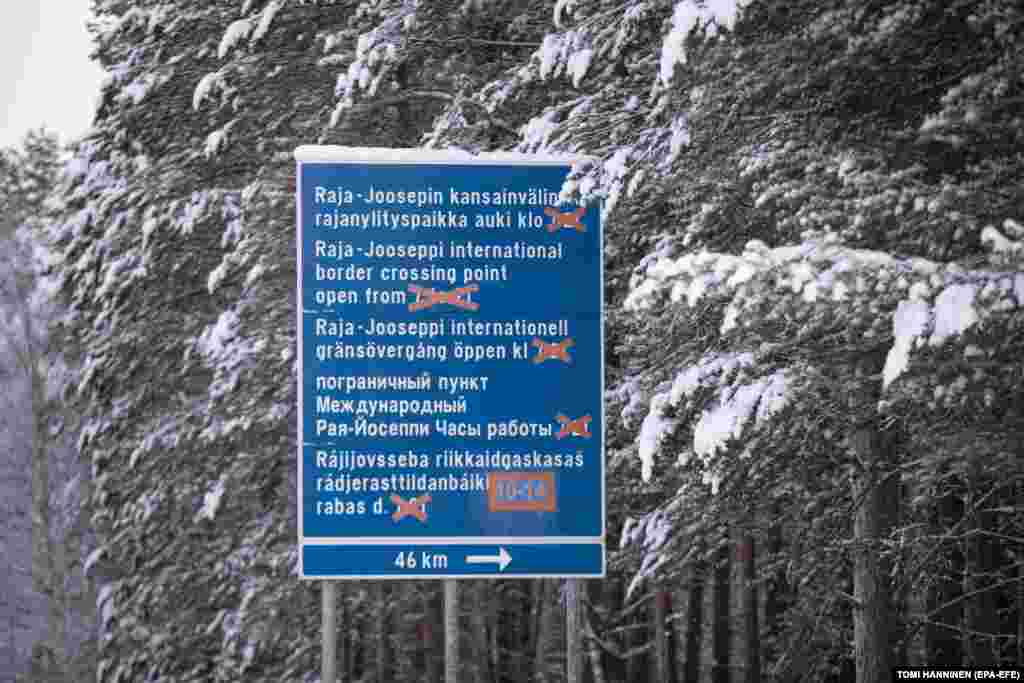 Дорожній знак показує шлях до прикордонного пункту Раджа-Йосепі. Гельсінкі звинувачує Москву в спрямуванні мігрантів до кордону Фінляндії, як помсту за її рішення збільшити оборонну співпрацю зі Сполученими Штатами. Кремль це звинувачення відкидає  