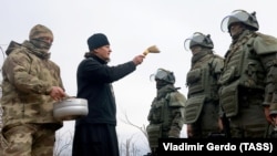 Российский священник во время молебна для саперов-штурмовиков. Украина, архивное фото