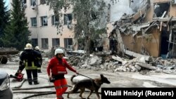 Рятувальники працюють на місці російського ракетного удару в Харкові, 6 серпня 2024 року