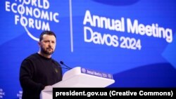 Президент України Володимир Зеленський під час виступу на засіданні Всесвітнього економічного форуму в Давосі, Швейцарія, 16 січня 2024 року