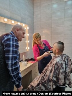 Володимир Суходольський вчиться перукарському ремеслу