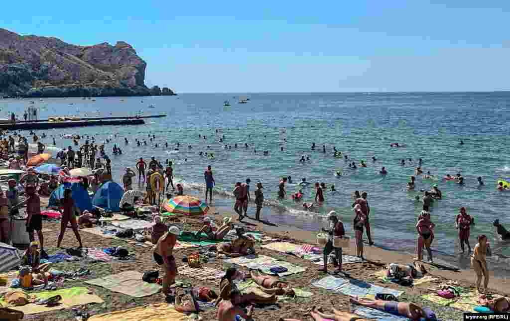 На далекому плані – мис Алчак. За ним знаходяться відомі у Криму бухта та урочище з однаковою назвою Капсель. На цій колись відокремленій мальовничій місцевості між Алчак-Каю та мисом Меганом росіяни облаштували так званий Арт-кластер «Таврида.АРТ»