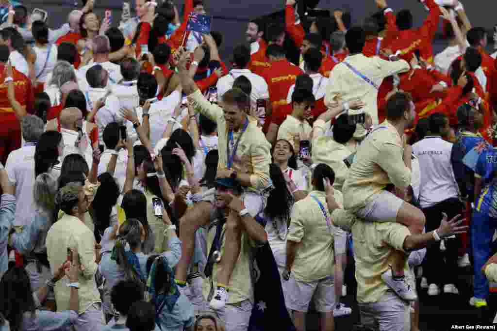 Якщо на Церемонії відкриття збірні були окремо одна від одної, то на закритті – перемішані. На думку МОК, це знову є нагадуванням про мир та дружбу у спорті